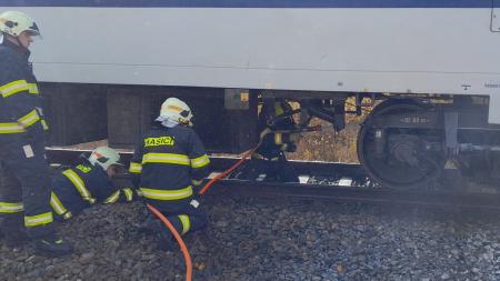 Náprava Západního expresu začala hořet. Evakuovat se musela více než stovka cestujících