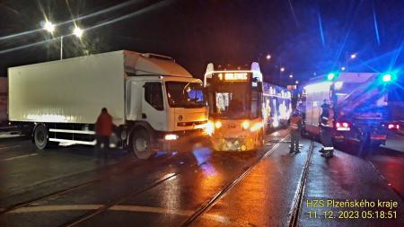 V Plzni se srazila vánoční tramvaj s nákladním autem. Zranila se jedna žena!