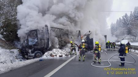 Další nehoda na dálnici D5. Po srážce tří kamionů jeden z nich hořel!