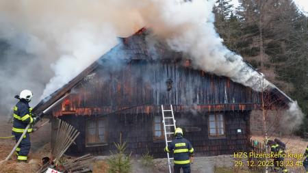 Aktualizováno: V šumavském Srní hořelo dřevěné roubené stavení