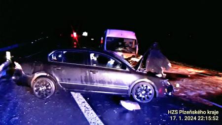 Vážná nehoda u Švihova. Řidič dodávky usnul za jízdy a přejel do protisměru, čelně se srazil s autem