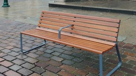 Plzeňská radnice vyměňuje 100 laviček na centrálním náměstí, znemožní polehávání