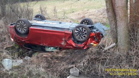 Tragická nehoda osobního auta na Klatovsku. Zemřela spolujezdkyně (93)