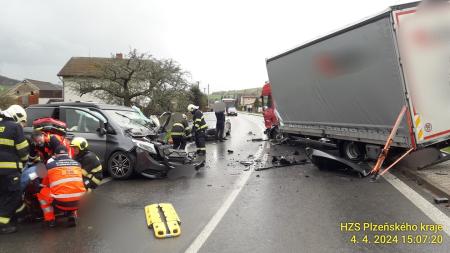 Vážná nehoda na Klatovsku. Řidič usnul a vjel pod kola nákladního auta. Zranil se on i tři děti!