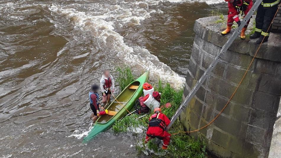 Záchrana dvou studentek! Hasiči v Sokolově pomohli vodačkám na břeh, když se s nimi převrátila loď