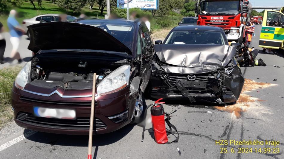Nehoda dvou aut a motocyklu uzavřela výjezd z Plzně na Vejprnice