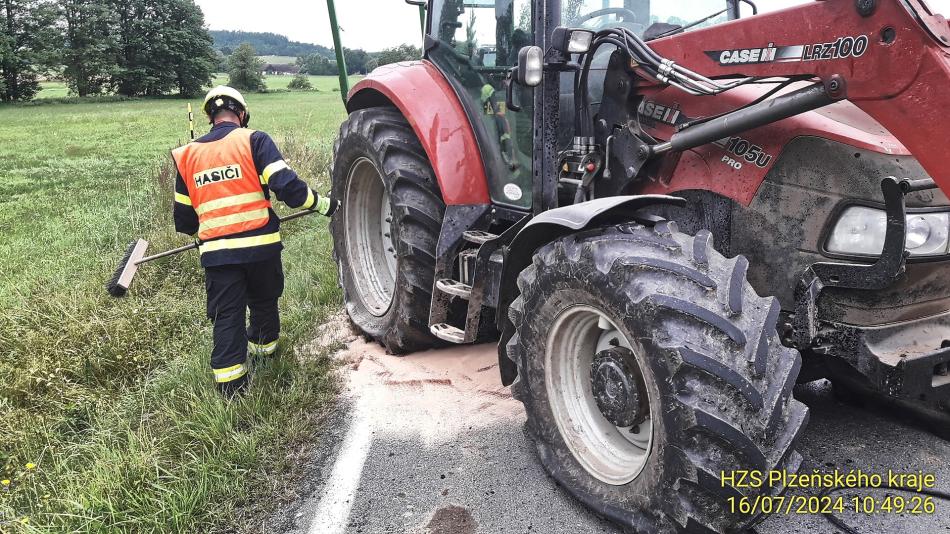 Řidič si nezajistil vidle na traktoru, propíchly mu pneumatiky a naboural