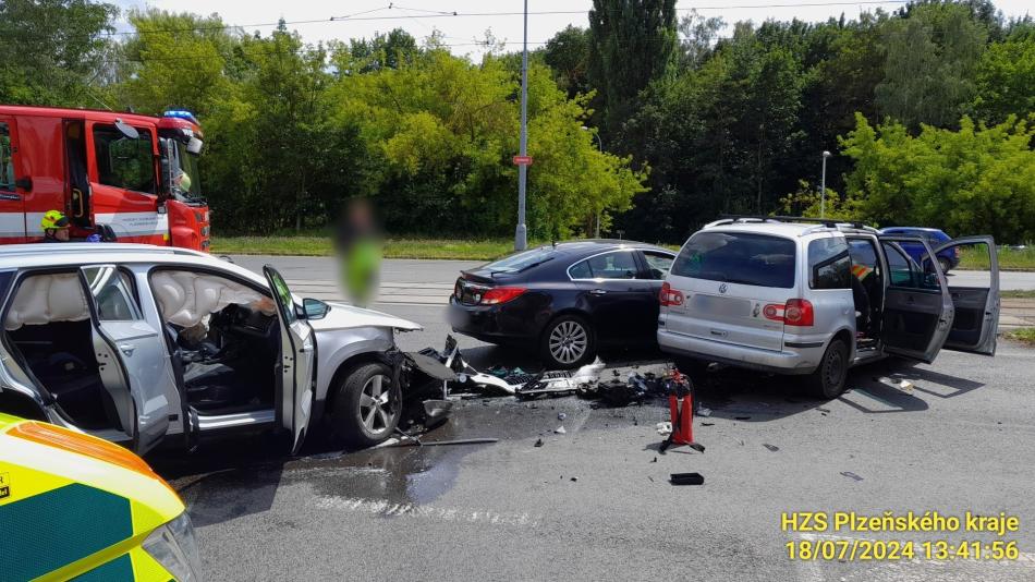 Aktualizováno: Při nehodě osobních aut ve Skvrňanech se zranili čtyři lidé
