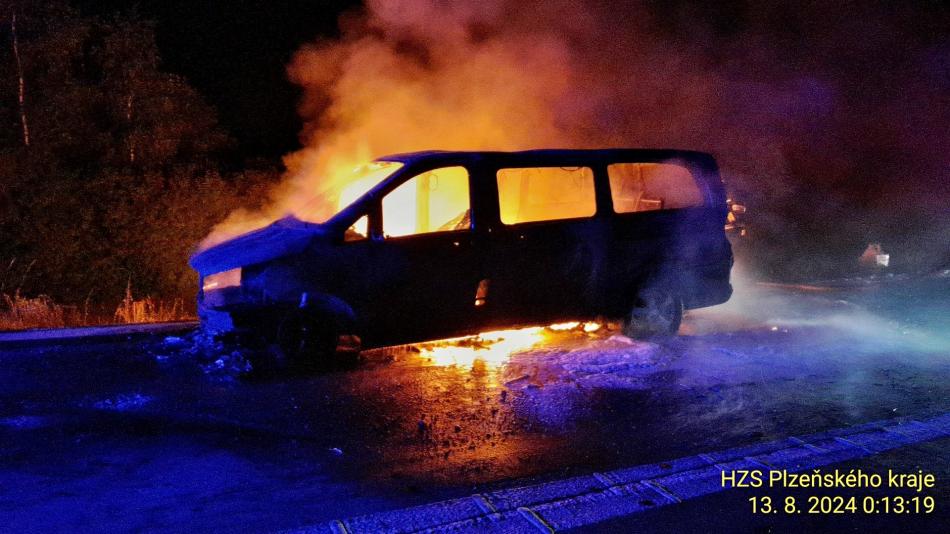 Na dálnici D5 začalo hořet auto, třem lidem se podařilo uniknout