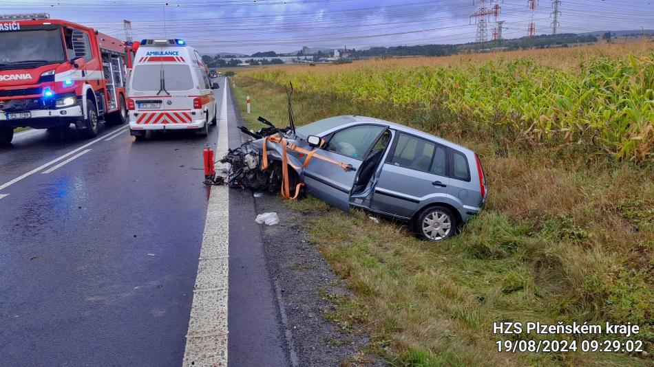 Čelní střet tří aut uzavřel silnici mezi Horní Lukavicí a Přešticemi