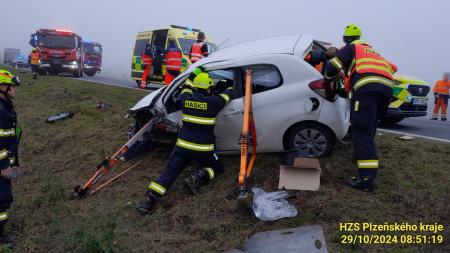 Čelní střet dvou aut ráno zastavila provoz na hlavním tahu na Karlovy Vary, zranili se dva lidé