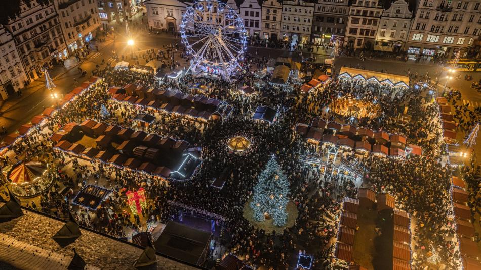 Plzeň rozsvítila svůj vánoční strom, dorazily tisíce lidí