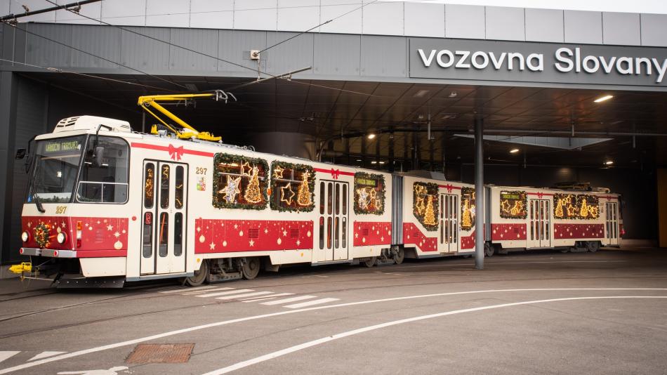 Plzeňská vánoční tramvaj obhájila v populární anketě stříbro a získala také ocenění poroty!