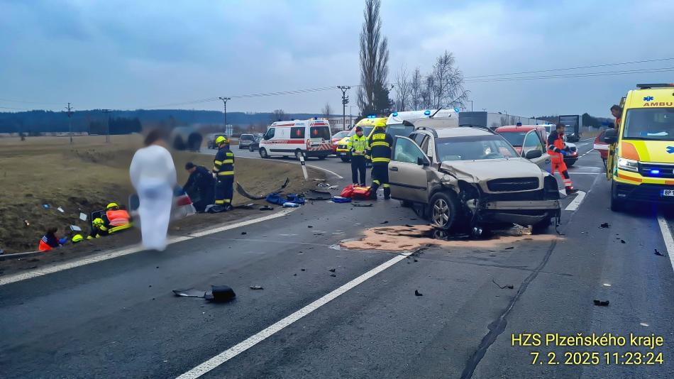 Vážná nehoda dvou aut uzavřela silnici u Nové Hospody na Tachovsku