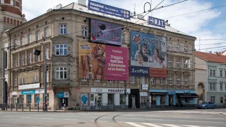 Konec přebujelé reklamy v centru Plzně! Město stanovilo nová pravidla