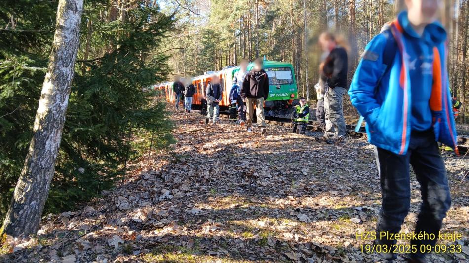 Aktualizováno: V Kaznějově na přejezdu srazil a usmrtil vlak ženu