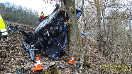 Mladý řidič se podruhé narodil. Zdemoloval auto, vyvázl ale jen s lehkým zraněním