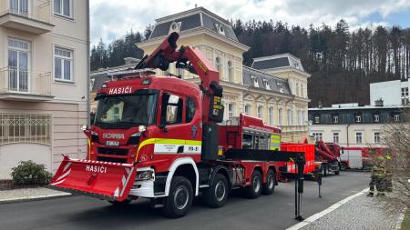 Hasiči z Karlovarského kraje zasahovali u hořícího elektromobilu: Jednalo se o cvičení