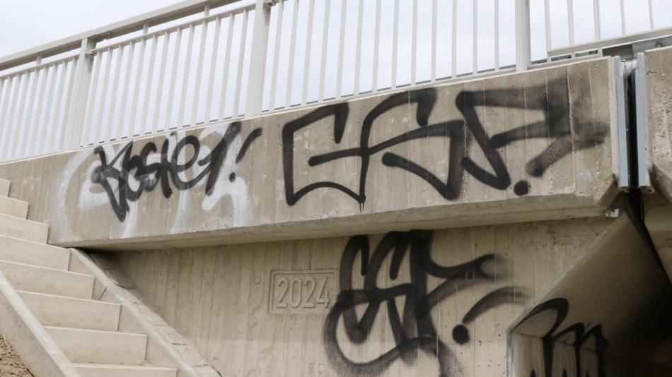 V Klatovech řádil sprejer, nápisy vyzdobil most