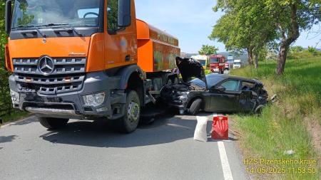 Na severním Plzeňsku se srazilo osobní auto s nákladním. Zranily se tři děti, jedno těžce