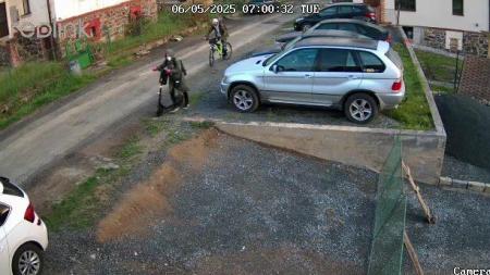 Dva domy v obci na Nepomucku vykradl zloděj. Policisté hledá muže a ženu na fotkách!