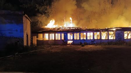 Velký požár opuštěné budovy u parkovacího domu Rychtářka. Deset lidí skončilo v péči lékařů!