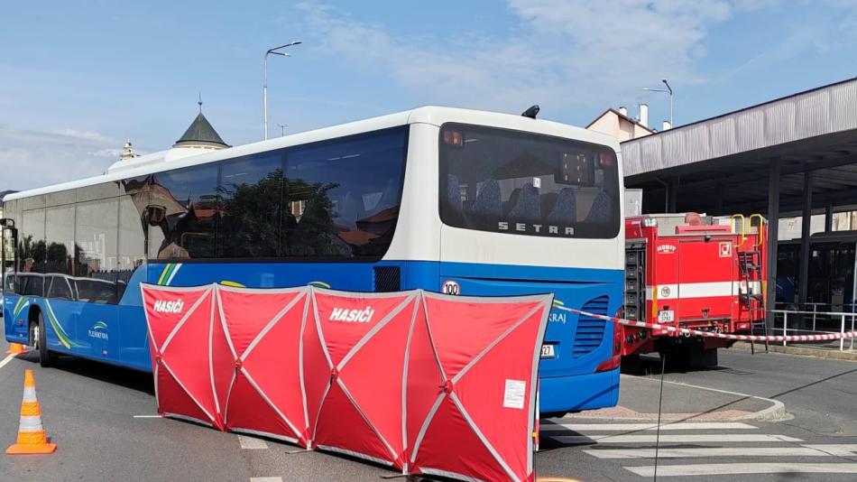 Seniorku srazil autobus, je těžce zraněná. Policisté hledají svědky!