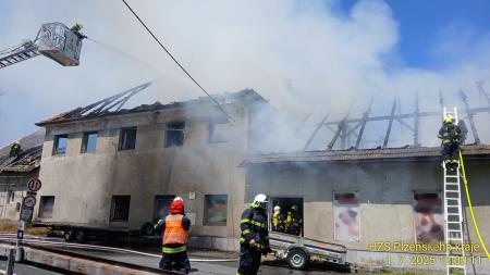 Na Klatovsku hoří rodinný dům, hasiči vyhlásili druhý stupeň požárního poplachu