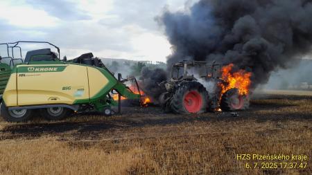 Velký požár na Domažlicku. Hořel traktor i pole, škoda zhruba 10 milionů korun