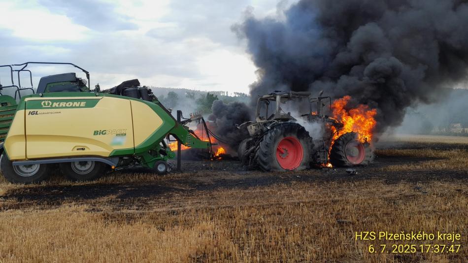 Velký požár na Domažlicku. Hořel traktor i pole, škoda zhruba 10 milionů korun