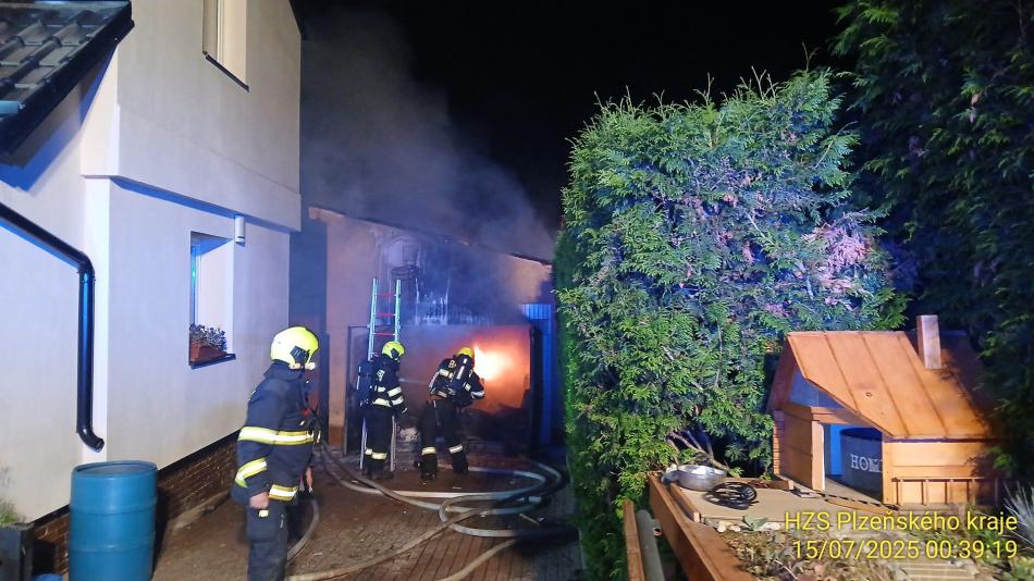 U rodinného domu v Plasích hořela garáž. Hasičům komplikovalo zásah velké množství uskladněných věcí
