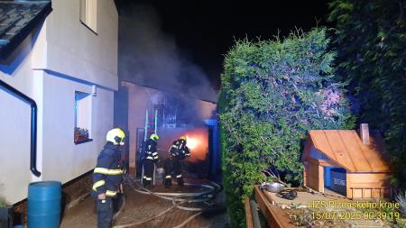 U rodinného domu v Plasích hořela garáž. Hasičům komplikovalo zásah velké množství uskladněných věcí
