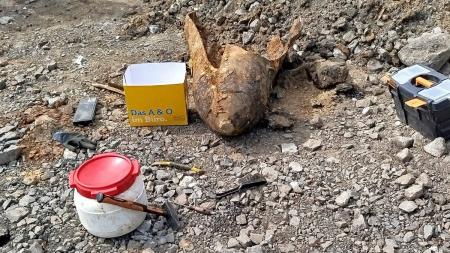Při rekonstrukci silnice v Klatovech se našlo torzo letecké pumy!