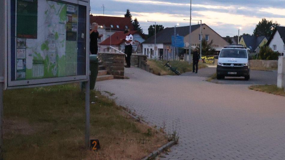 Cyklista naboural do reklamní tabule, nadýchal 2,5 promile a napadl záchranáře