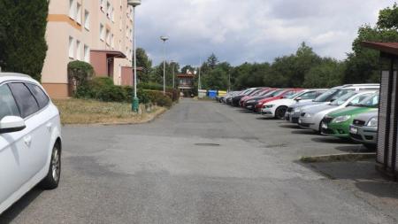Neznámý řidič naboural auto a ujel. Policisté hledají svědky nehody