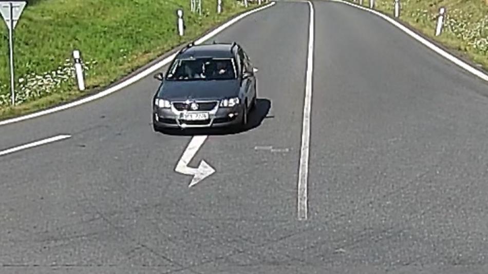 U nájezdu na dálnici se srazila dvě auta, policisté hledají svědky nehody