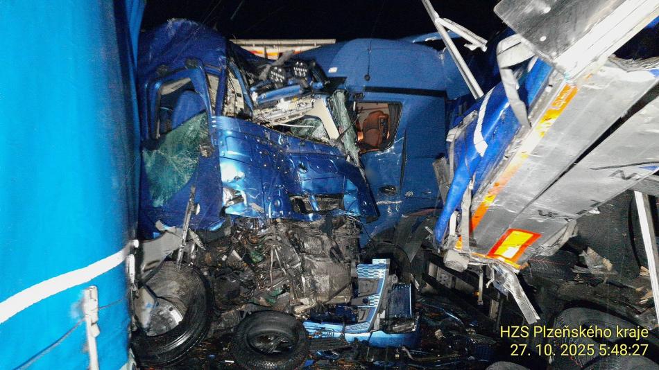 Aktualizováno: Vážná nehoda zablokovala dálnici D5 na Tachovsku