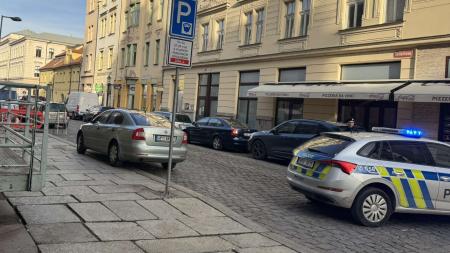 Manévry v centru Plzně. Kvůli anonymnímu telefonátu policisté uzavřeli budovu Krajského soudu i přilehlé ulice