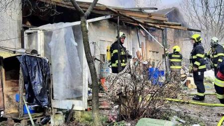 Na Domažlicku hořel drážní domek, kvůli riziku výbuchu nemohly místem projíždět vlaky