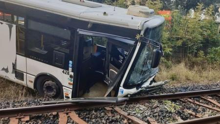 Autobus v Karlových Varech vyjel do kolejiště! 17 lidí odvezla záchranka