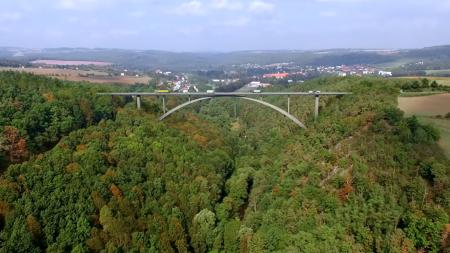 Nejvyšší most v Česku roste u Plas. Bude měřit 87 metrů