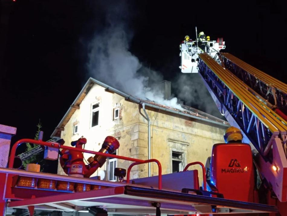 Úmyslně zapálil obytný dům s cílem usmrtit jednoho z obyvatel. Za vraždu V Mariánských Lázních hrozí muži 20 za mřížemi!