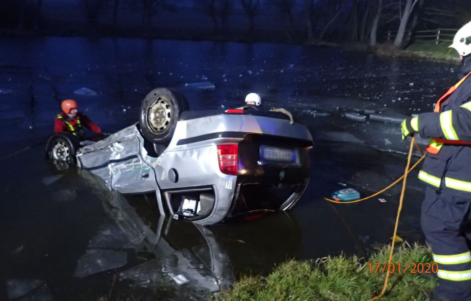 Dva odvážní svědci vytáhli z auta převráceného do rybníku čtyři pasažéry