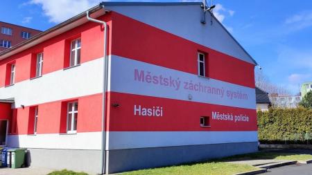 Chodov investuje do bezpečnosti: Dobrovolní hasiči dostanou nový záložní zdroj i dýchací přístroje