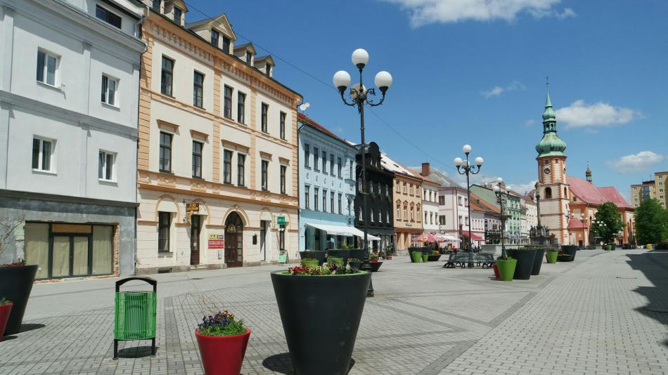 Sokolov se brání proti neukázněným řidičům, na Staré náměstí auta nepatří