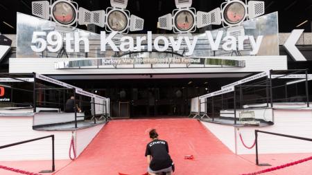 Červený koberec opět ožívá. Karlovy Vary vítají filmové hvězdy i novinky 59. ročníku festivalu