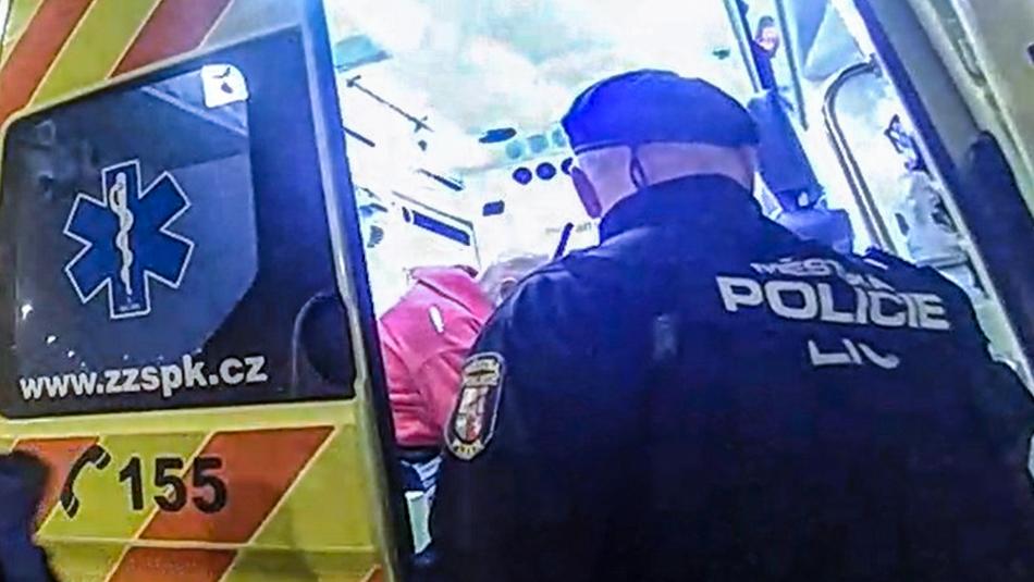 VIDEO: Seniorku omylem zavřel syn na balkoně