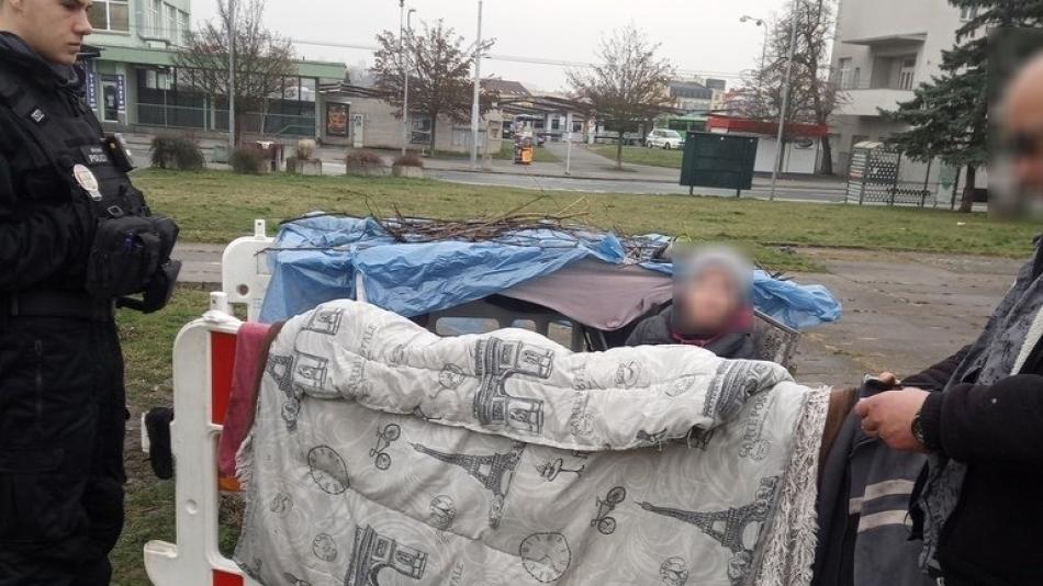 Dvojice bezdomovců si postavila přístřešek z veřejných laviček a zábran používaných při uzavírkách