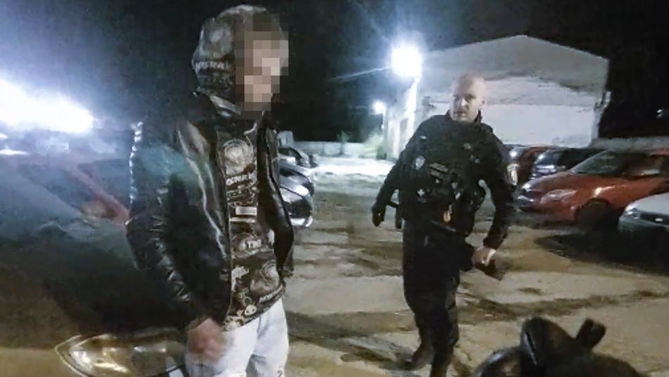 Mladík hledal nocleh v cizích autech, skončil v rukou policie