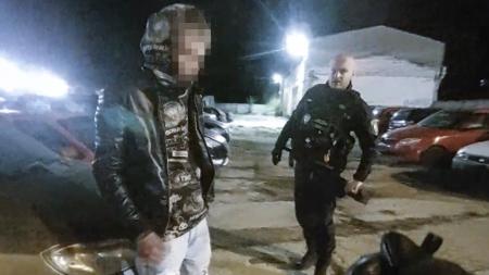 Mladík hledal nocleh v cizích autech, skončil v rukou policie